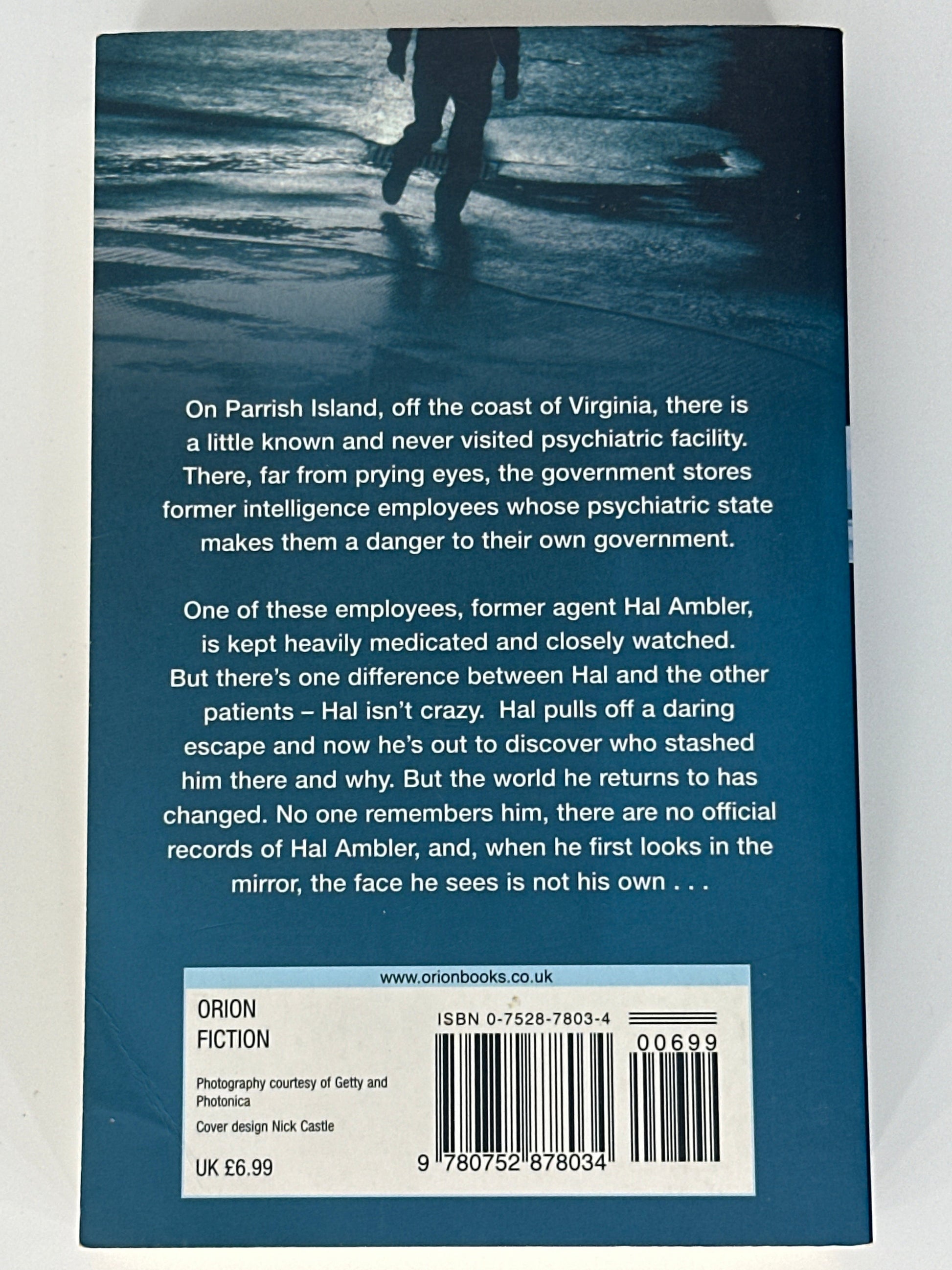 Robert Ludlum The Ambler Warning back cover image